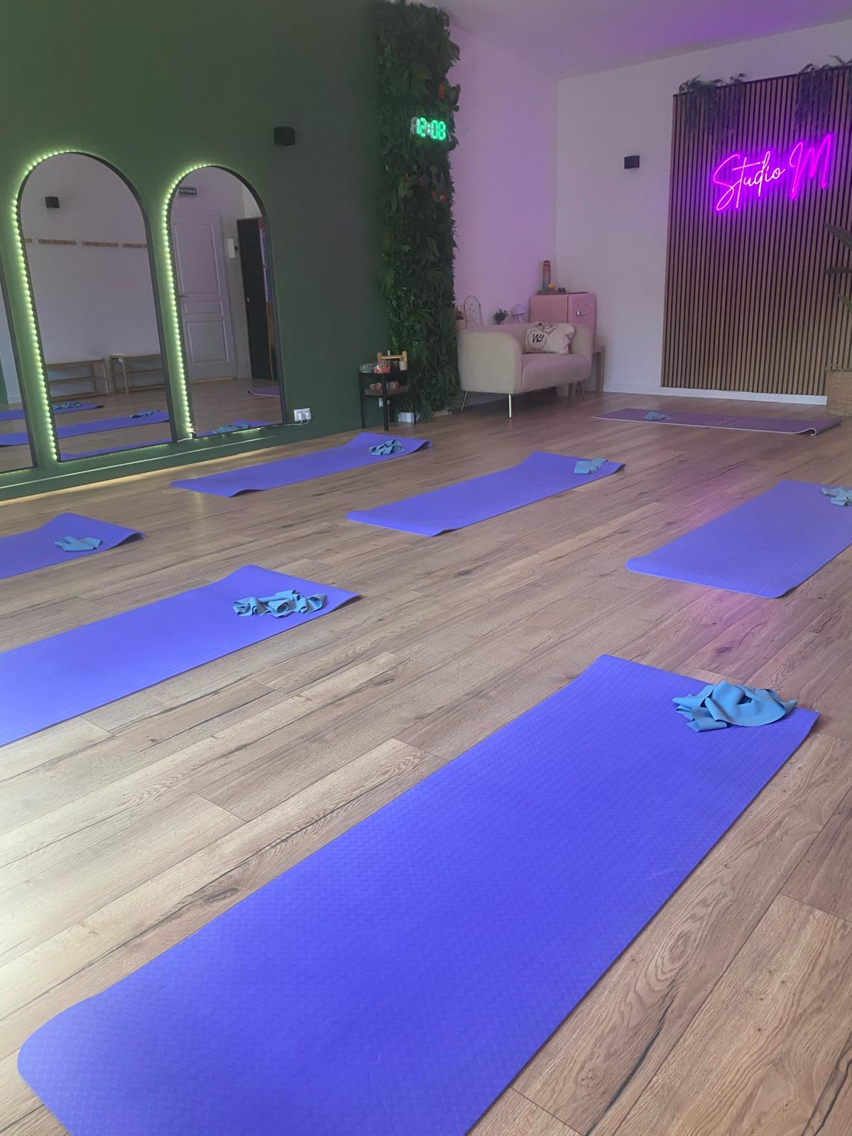 Salle de Pilates Studio M – tapis violets à Saint-Mitre-les-Remparts